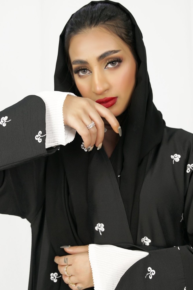 عباية اسود بتطريز ابيض