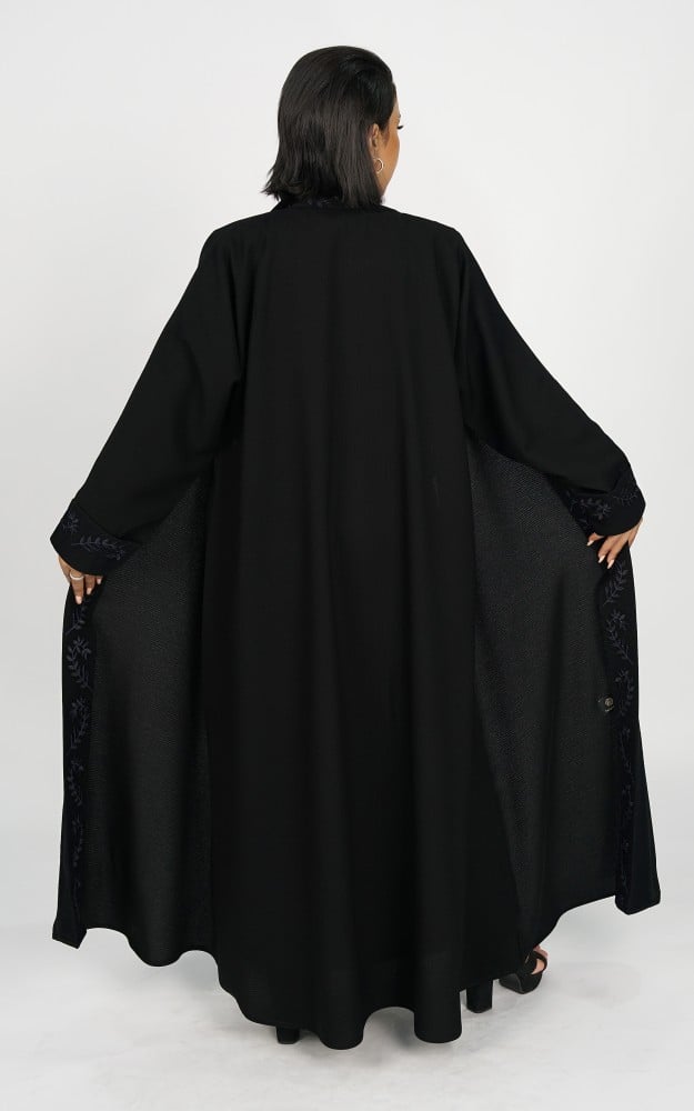 عباية اسود مطرزة من الامام