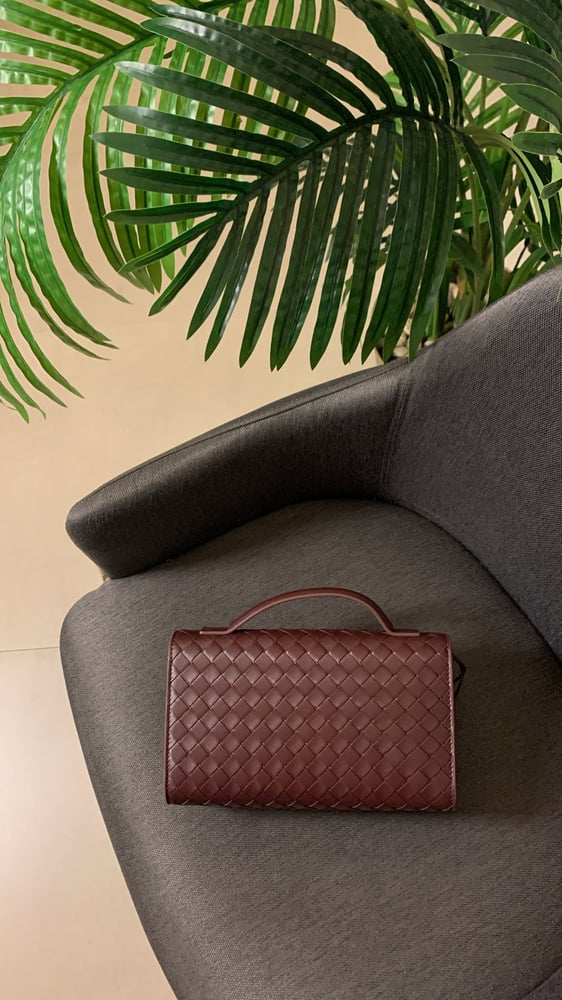 شنطة بوتيقا  Andiamo Clutch عنابي هارد وير"ذهبي" مقاس 24cm