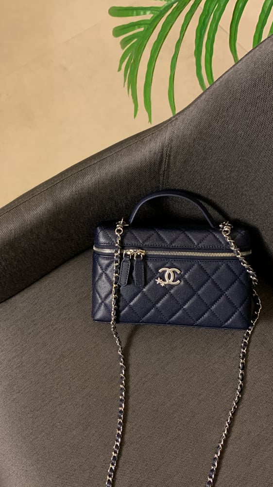 شنطة شانيل كحلي فضي مقاس 19cm