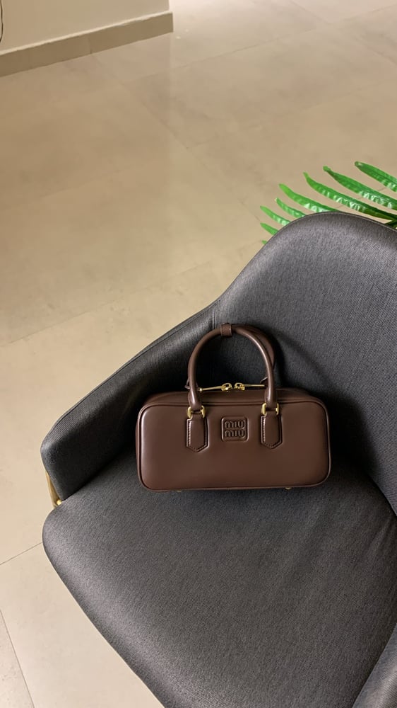شنطة ميو ميو Arcadi بني  مقاس 27cm