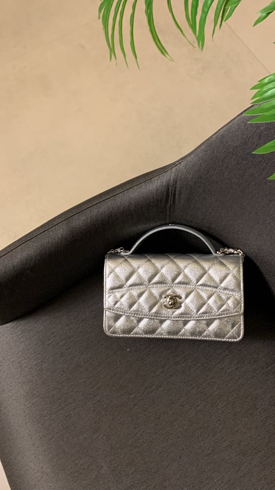 شنطة شانيل فضي هارد وير"فضي" مقاس 18.5cm