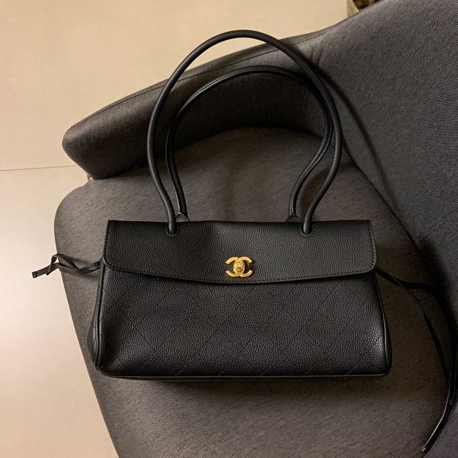 شنطة شانيل اسود 26ss هارد وير "ذهبي" مقاس 30.5cm