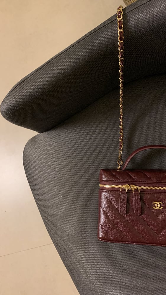 شنطة شانيل برغندي هارد وير "ذهبي" مقاس 19cm