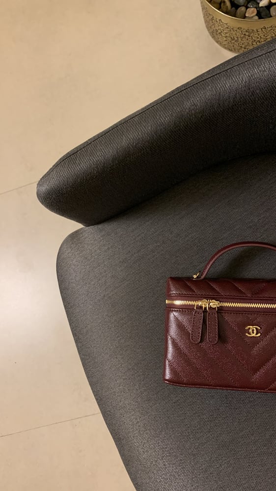 شنطة شانيل برغندي هارد وير "ذهبي" مقاس 19cm
