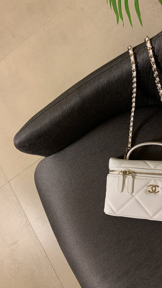 شنطة شانيل ابيض هارد وير "ذهبي"مقاس 19cm