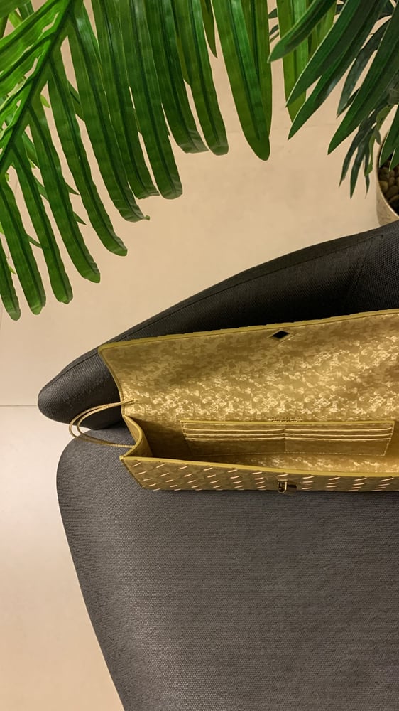 شنطة بوتيقا ذهبي Clutch Andiamo هارد وير"ذهبي"مقاس 31cm