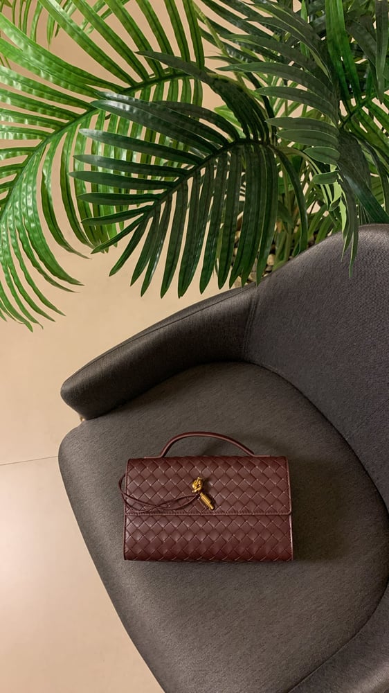 شنطة بوتيقا  Andiamo Clutch عنابي هارد وير"ذهبي" مقاس 24cm