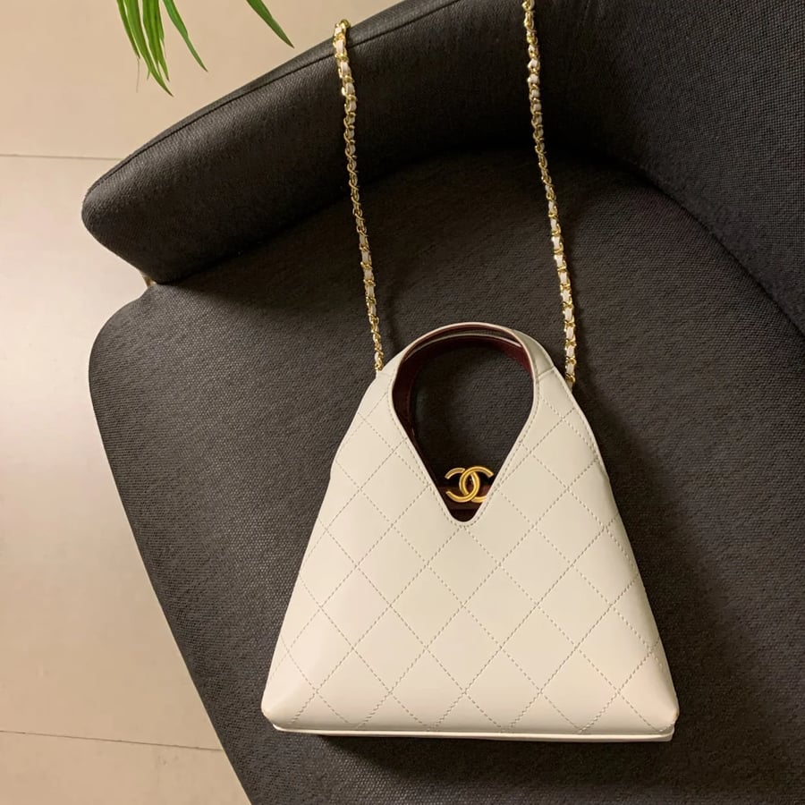 شنطة شانيل ابيض 26A هارد ويرد "ذهبي" مقاس 23cm