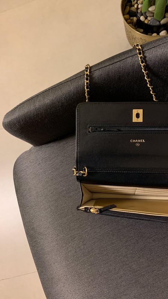 شنطة شانيل كروس باق اسود هارد وير"ذهبي" مقاس 19.5cm