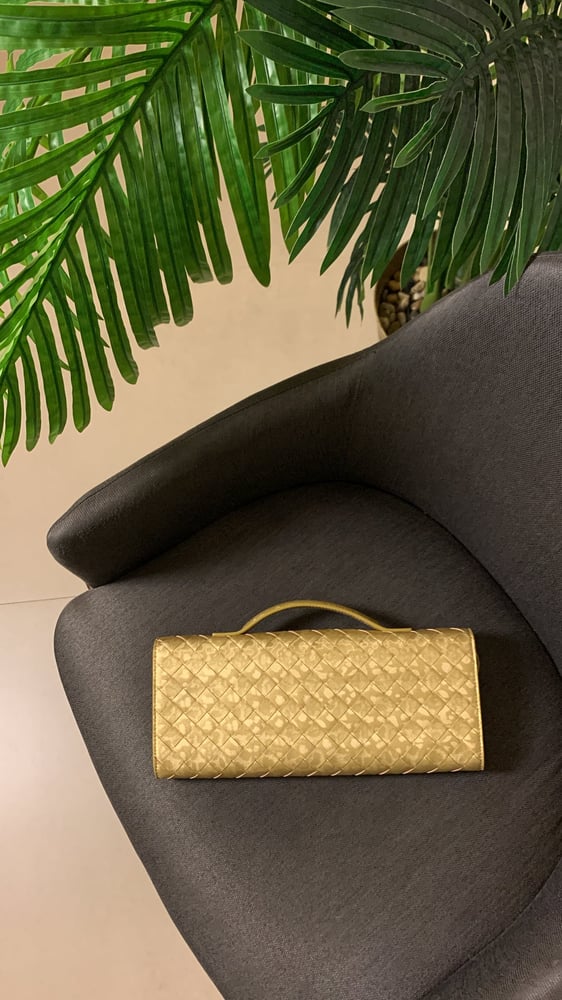 شنطة بوتيقا ذهبي Clutch Andiamo هارد وير"ذهبي"مقاس 31cm