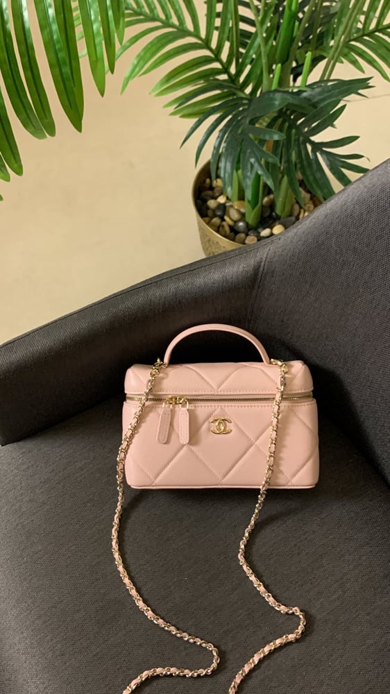 شنطة شانيل بيبي بنك هارد وير "ذهبي" مقاس 19cm