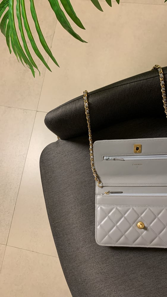 شنطة شانيل كروس باق رمادي هارد وير "ذهبي" مقاس 19.5cm