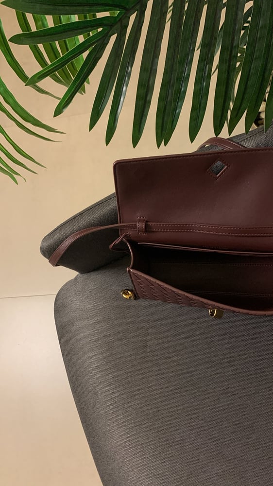 شنطة بوتيقا  Andiamo Clutch عنابي هارد وير"ذهبي" مقاس 24cm