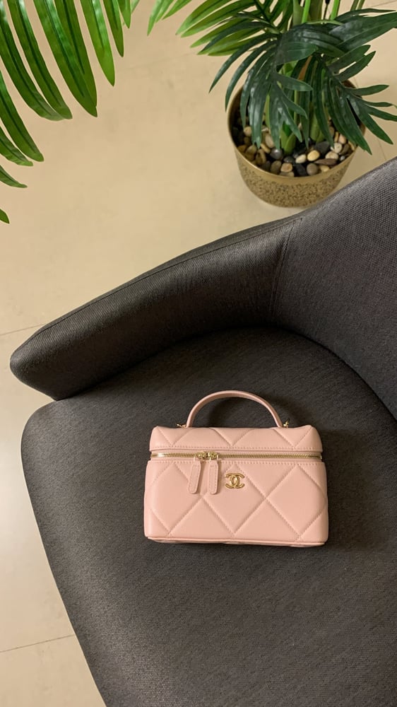 شنطة شانيل بيبي بنك هارد وير "ذهبي" مقاس 19cm