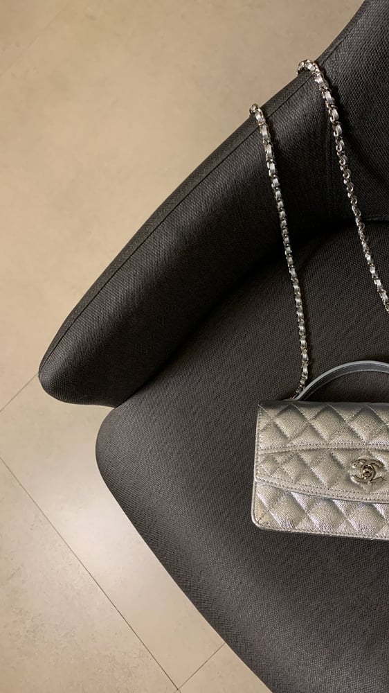 شنطة شانيل فضي هارد وير"فضي" مقاس 18.5cm