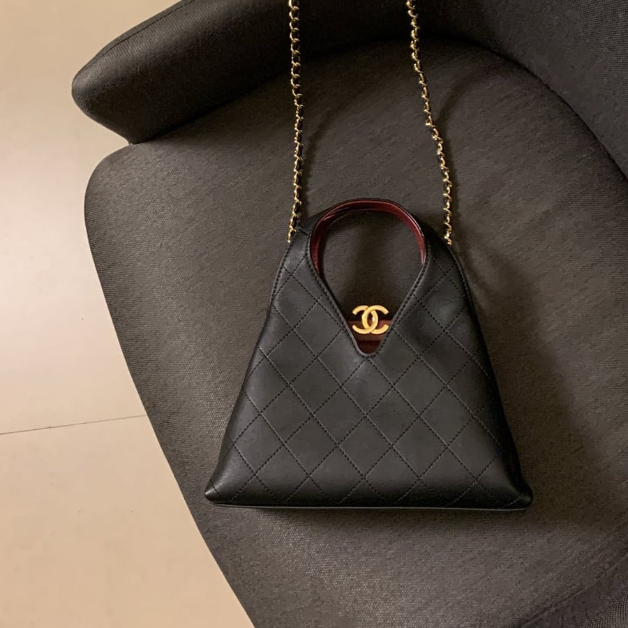 شنطة شانيل اسود 26A هارد ويرد "ذهبي" مقاس 23cm