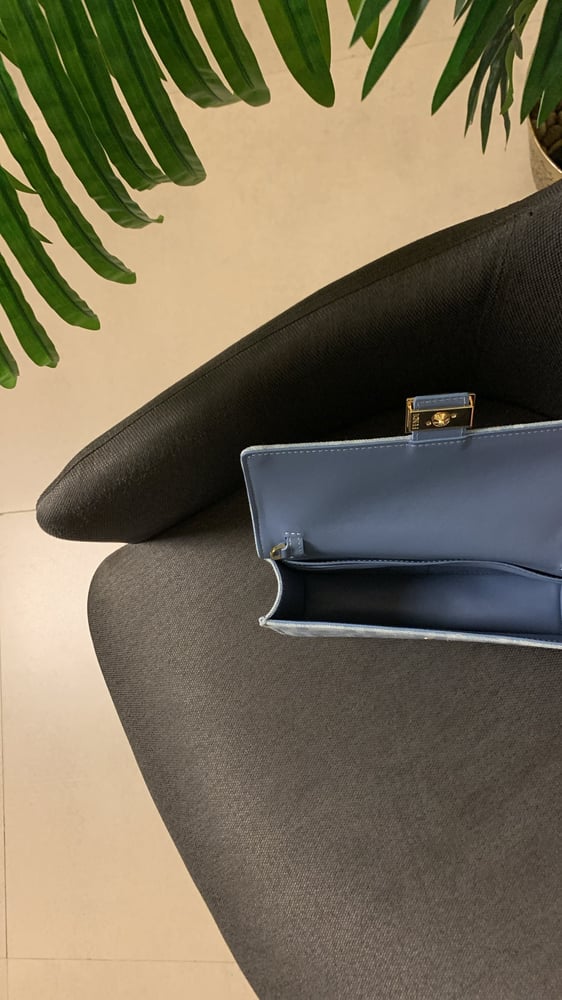 شنطة فندي سماوي فاتح هارد وير "ذهبي"مقاس 21cm