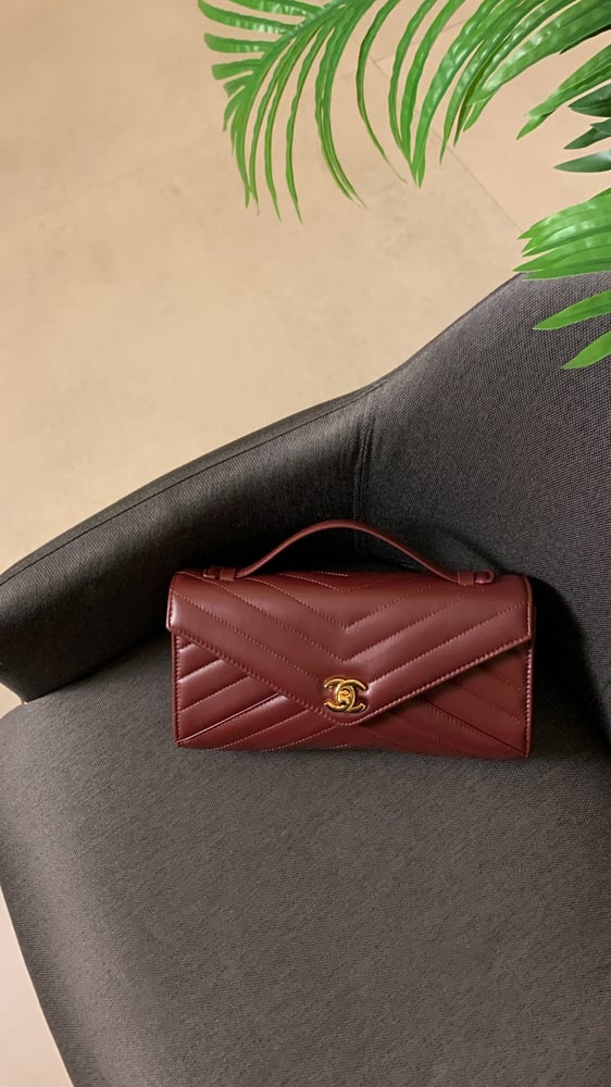 شنطة شانيل عنابي هارد وير (ذهبي) Chanel kelly cutمقاس 25cm