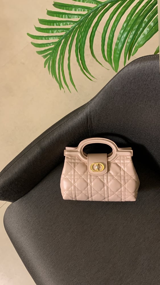 شنطة ديور بيبي بنك هارد وير"ذهبي" Jolie Top Handle مقاس 18.5cm ميني سايز