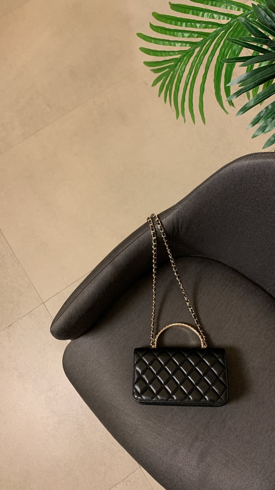 شنطة شانيل كروس عروه حديد مقاس 18.5cm