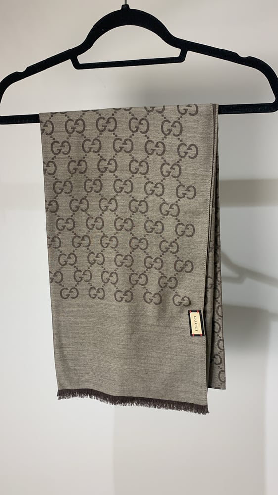سكارف قوتشي بني