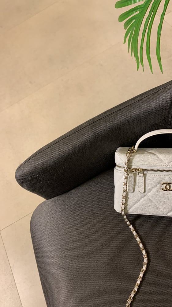 شنطة شانيل ابيض هارد وير "ذهبي"مقاس 19cm
