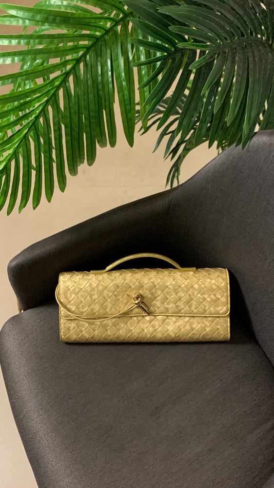 شنطة بوتيقا ذهبي Clutch Andiamo هارد وير"ذهبي"مقاس 31cm