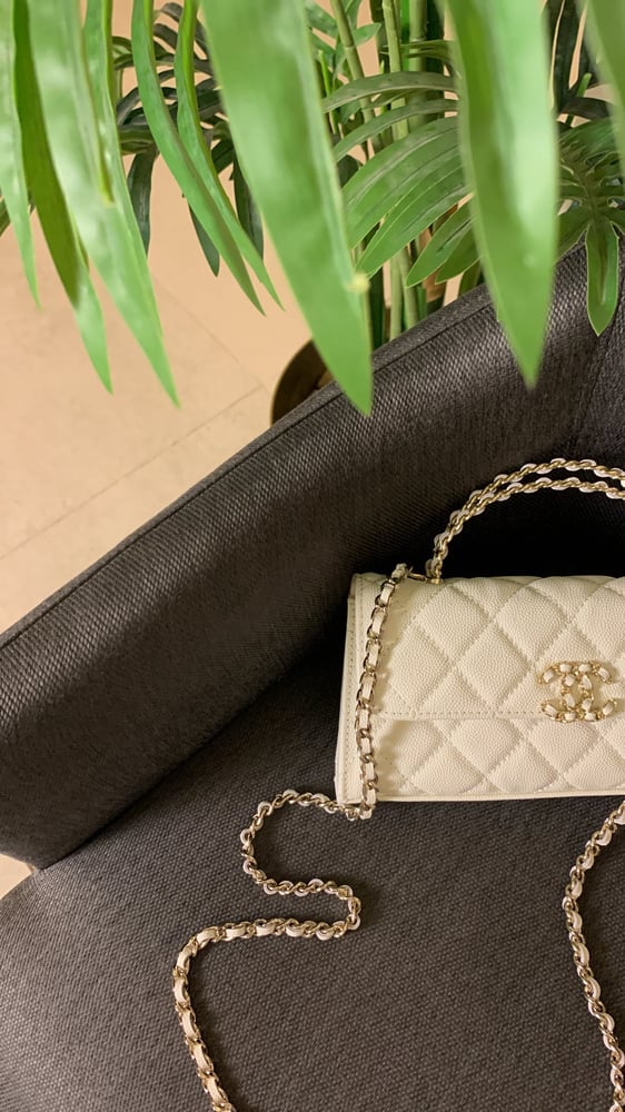 شنطة شانيل كروس باق  ابيض هارد وير"ذهبي"مقاس 18cm
