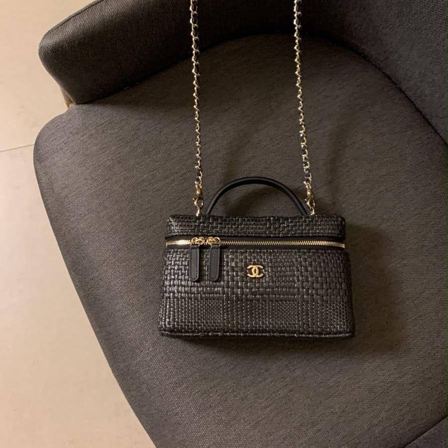شنطة شانيل اسود هارد وير "شامبين" مقاس 19 cm