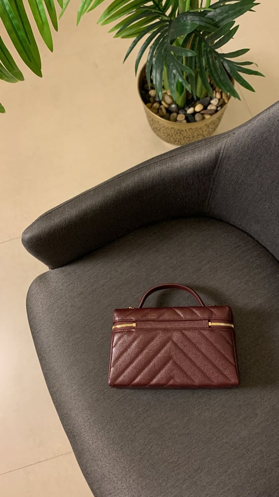 شنطة شانيل برغندي هارد وير "ذهبي" مقاس 19cm