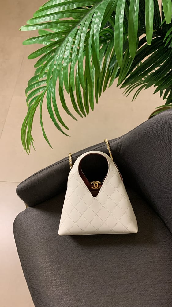 شنطة شانيل ابيض 26A هارد ويرد "ذهبي" مقاس 23cm