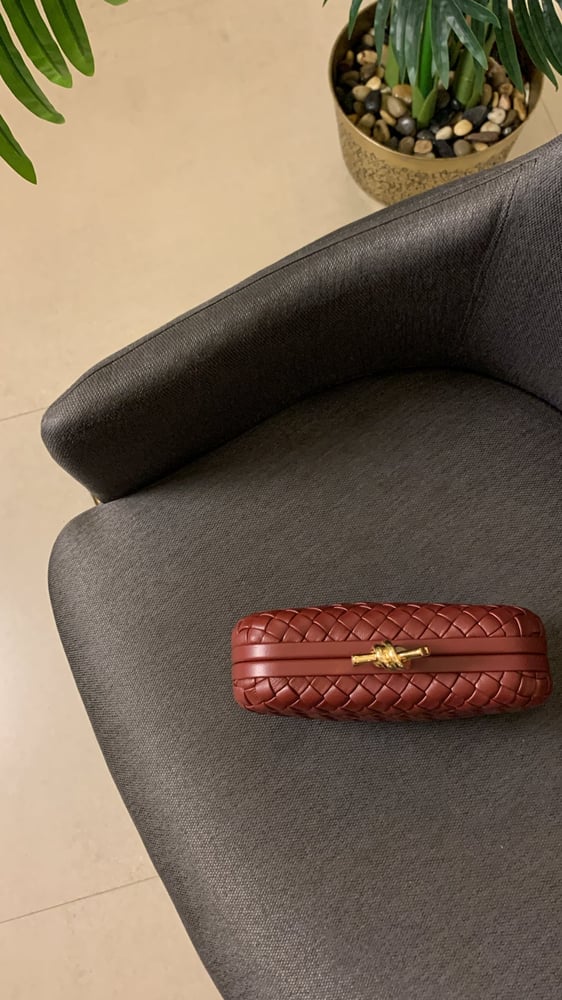 شنطة بوتيقا عنابي كلاتش هارد وير"ذهبي" Knot مقاس 20cm