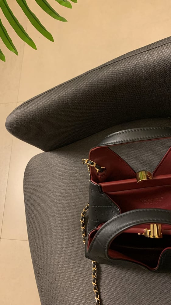 شنطة شانيل اسود 26A هارد ويرد "ذهبي" مقاس 23cm