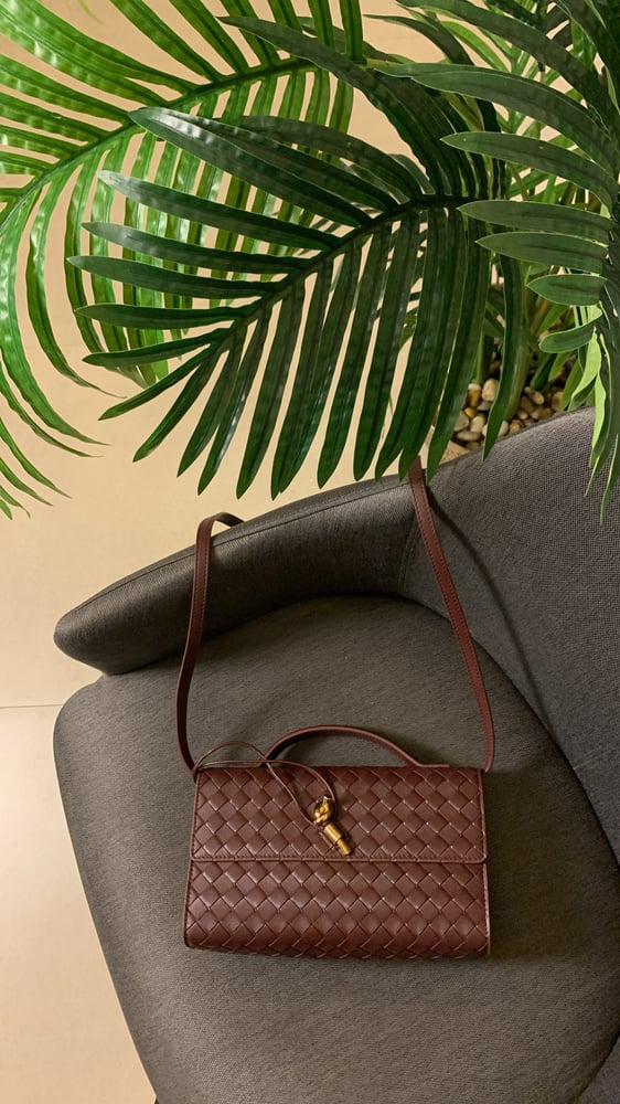 شنطة بوتيقا  Andiamo Clutch عنابي هارد وير"ذهبي" مقاس 24cm