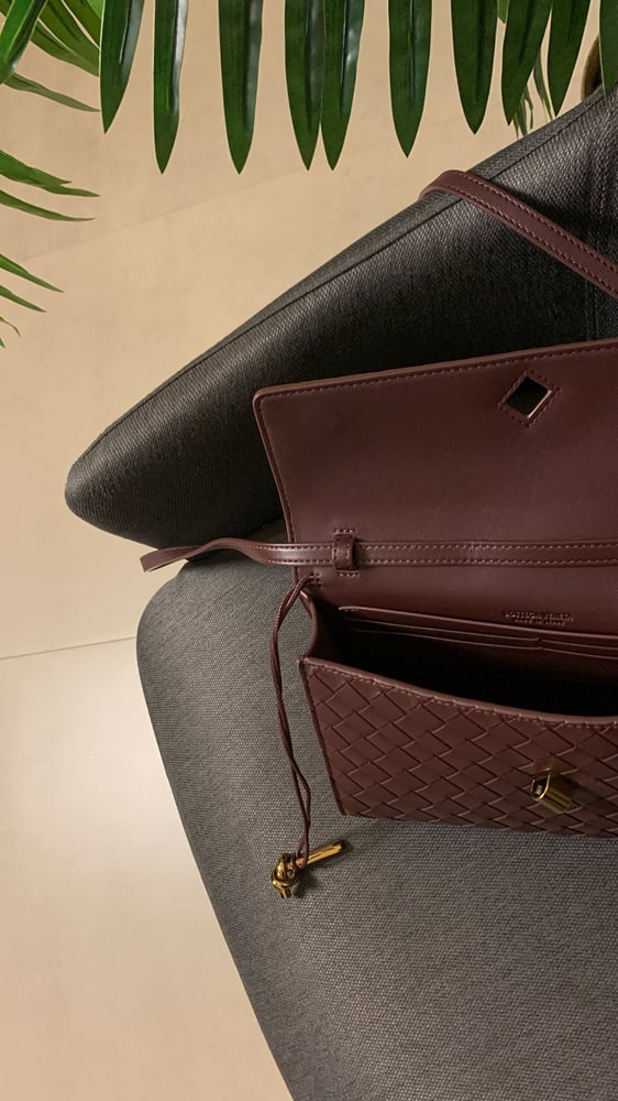 شنطة بوتيقا  Andiamo Clutch عنابي هارد وير"ذهبي" مقاس 24cm