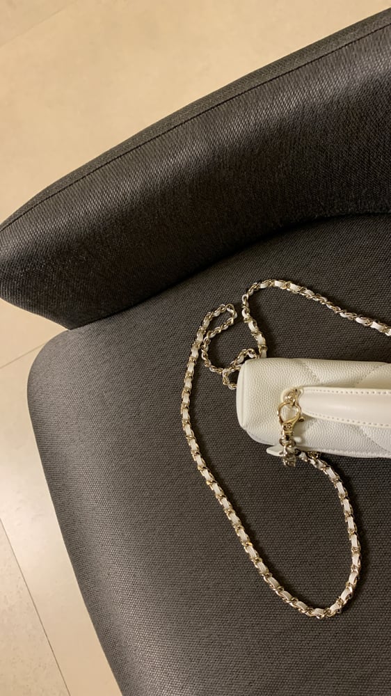 شنطة شانيل ابيض هارد وير "ذهبي"مقاس 19cm