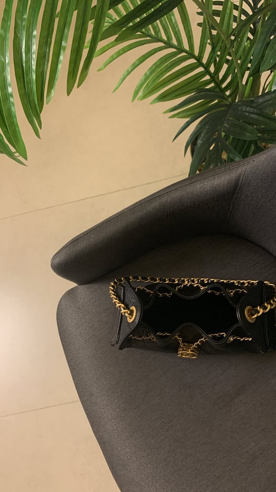 شنطة شانيل 25 اسود ميني هارد وير "ذهبي" مقاس 25cm