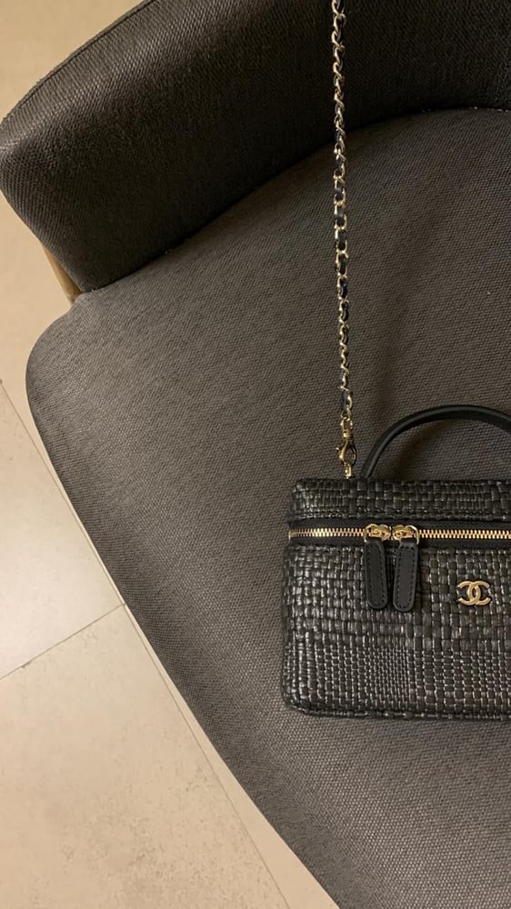 شنطة شانيل اسود هارد وير "شامبين" مقاس 19 cm