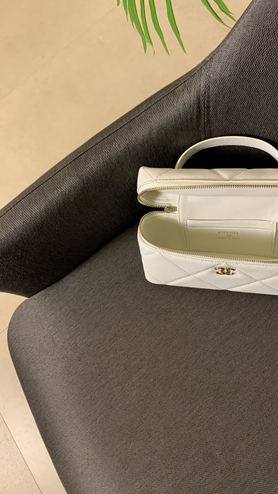شنطة شانيل ابيض هارد وير "ذهبي"مقاس 19cm