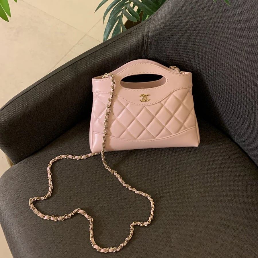 Chanel nano 31 chanel 24b ( وردي) مقاس 20cm
