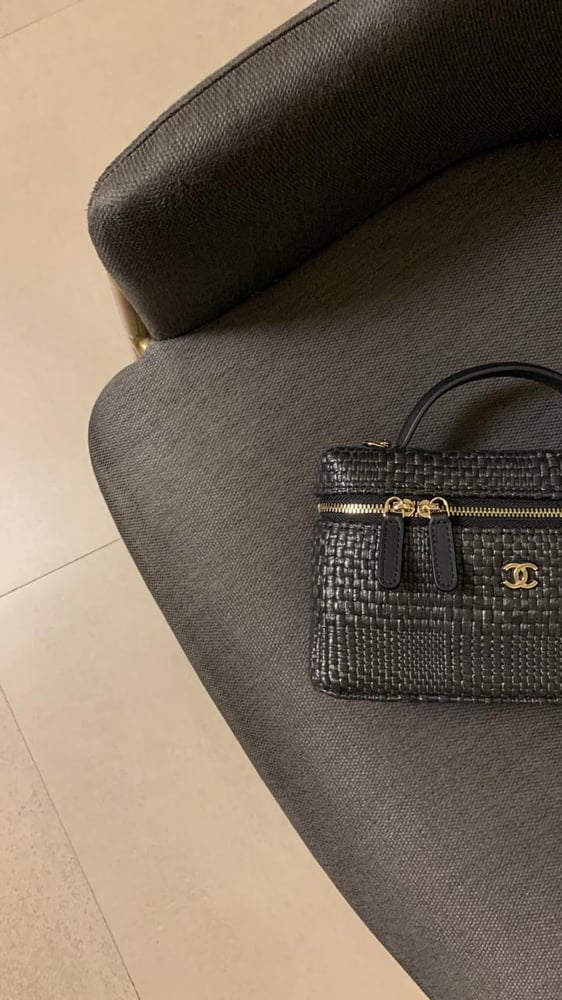 شنطة شانيل اسود هارد وير "شامبين" مقاس 19 cm