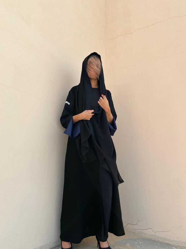 عباية سوداء بأكمام مطرزة ومبطنة كحلي
