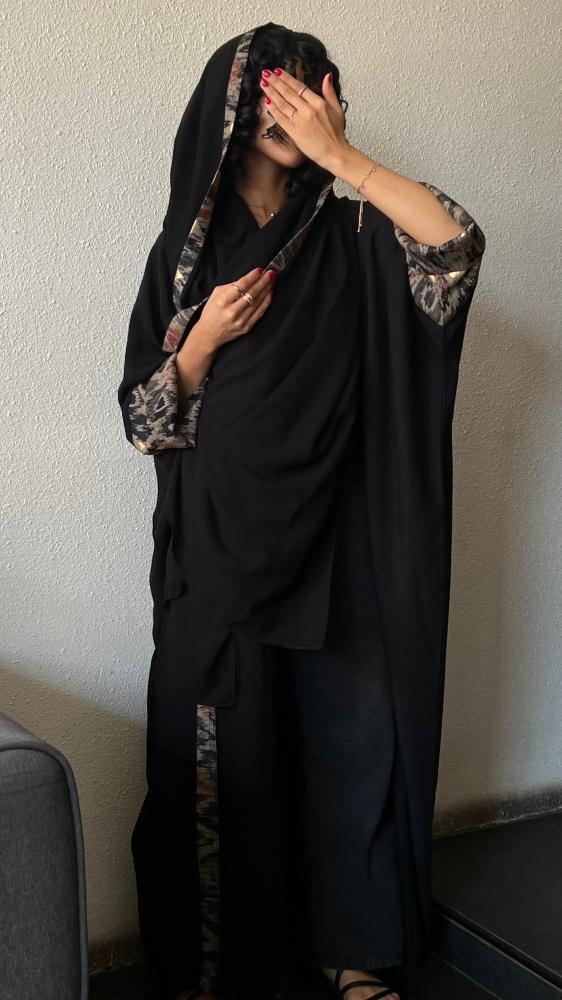 عباية سوداء بأكمام مزينة