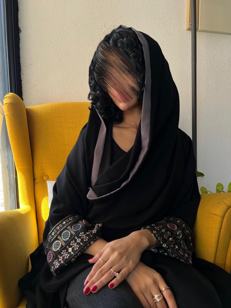عباية سوداء بتطريز على الكم