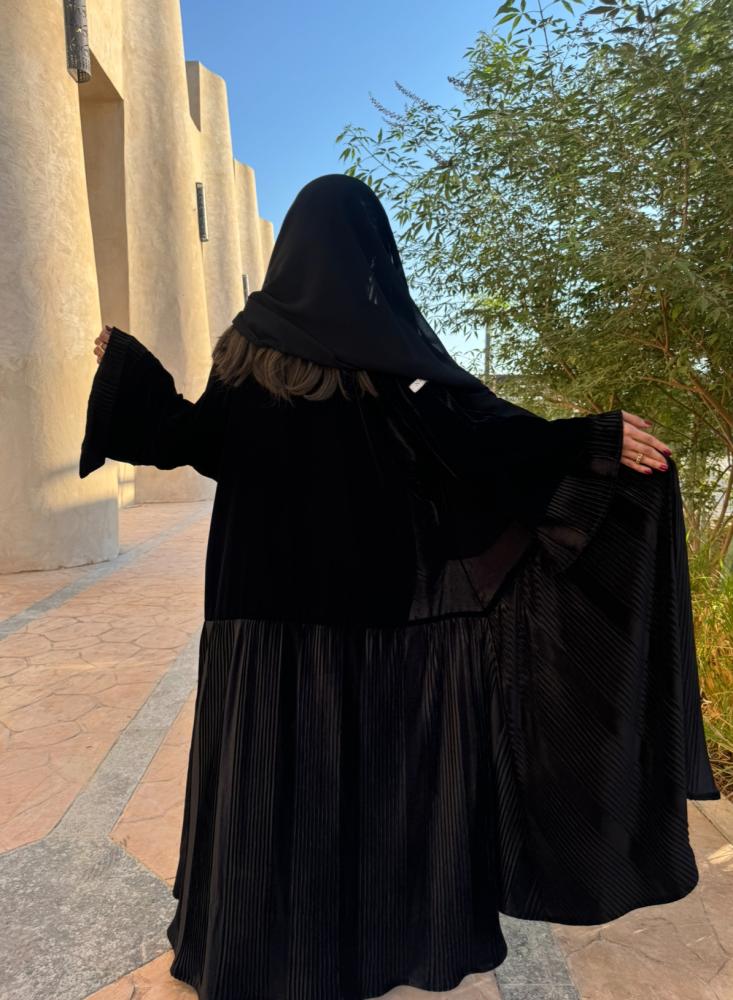 عباية مخمل أسود مع كسرات بالكم ومن الأسفل