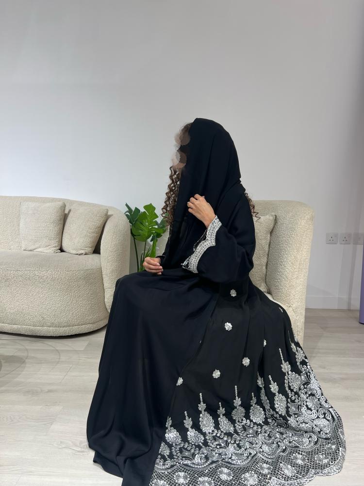 عباية سوداء بحاشية مطرزة من الخلف