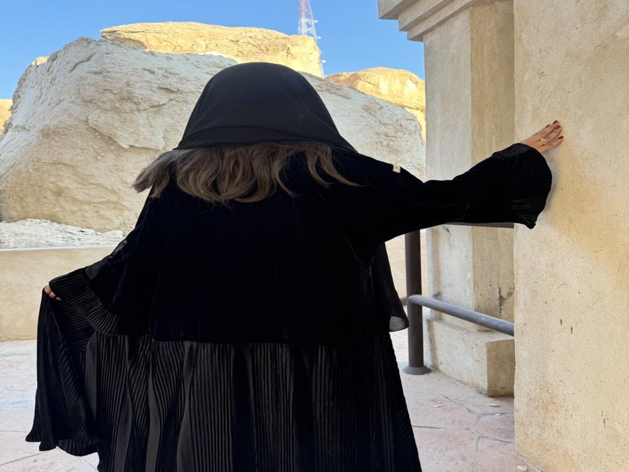 عباية مخمل أسود مع كسرات بالكم ومن الأسفل