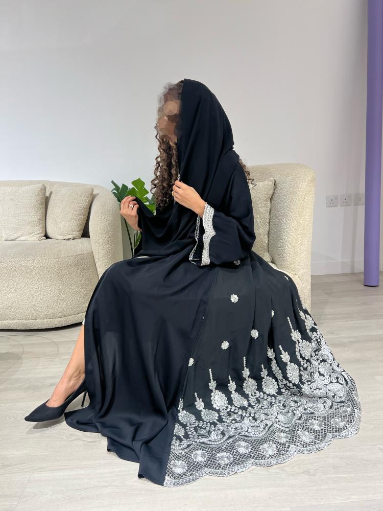 عباية سوداء بحاشية مطرزة من الخلف
