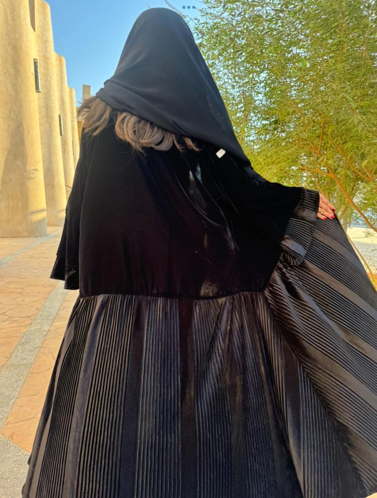 عباية مخمل أسود مع كسرات بالكم ومن الأسفل
